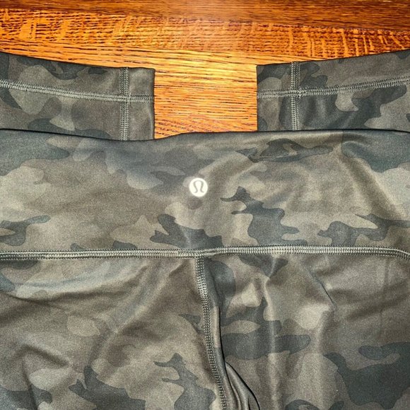 Lululemon Green camo cropped Wunder Under 21" Leggings sz 6 - Picture 2 of 5